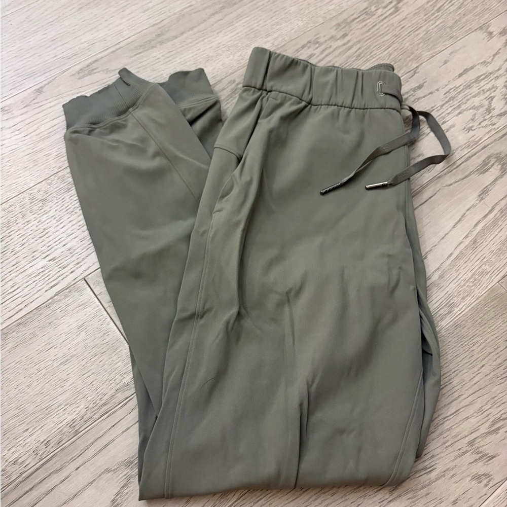 lululemon athletica Lululemon On the Fly Jogger 28" *Luxtreme
Grey Sage